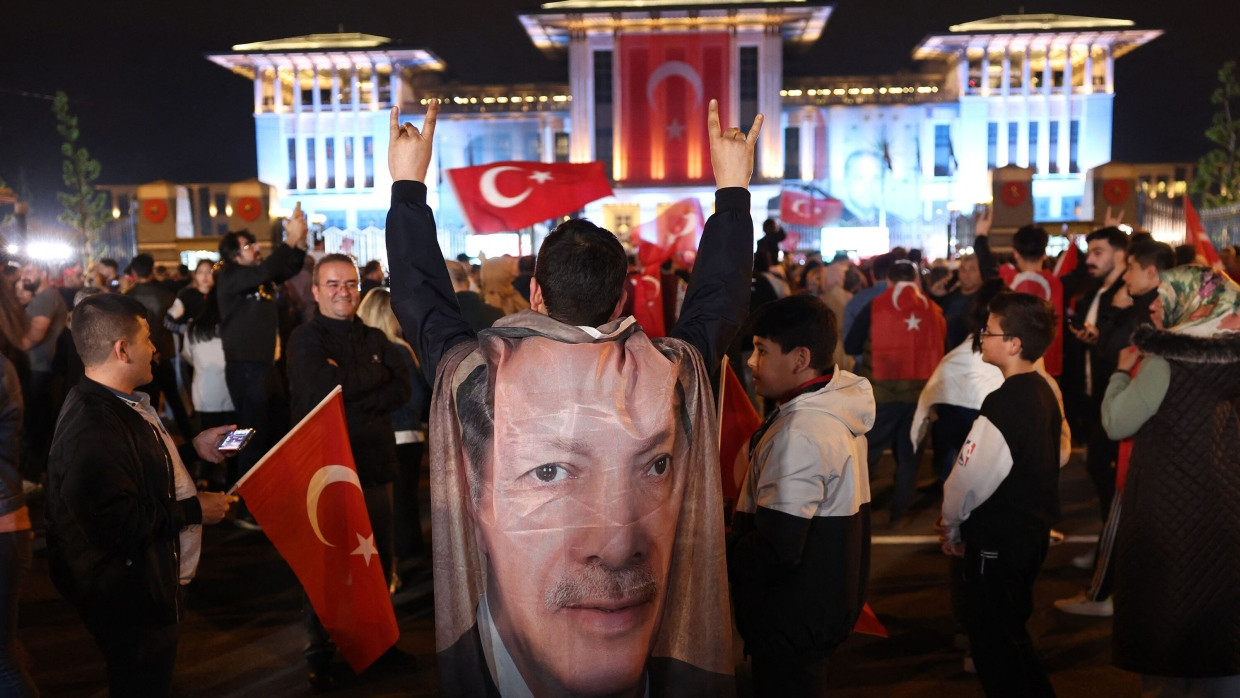 Ein Anhänger Erdogans feiert den Wahlsieg vor dem Präsidentenpalast in Ankara mit dem Gruß der Grauen Wölfe.