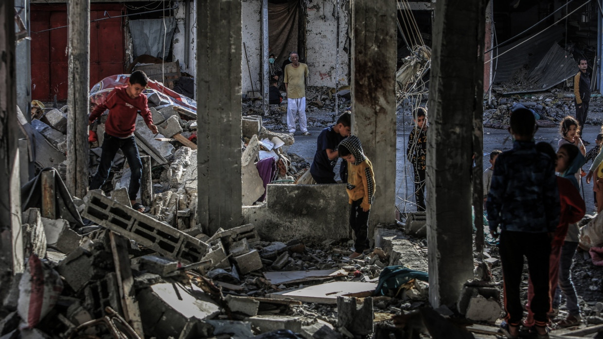 Palästinenser am 17. April in den Ruinen eines zerstörten Hauses in Rafah