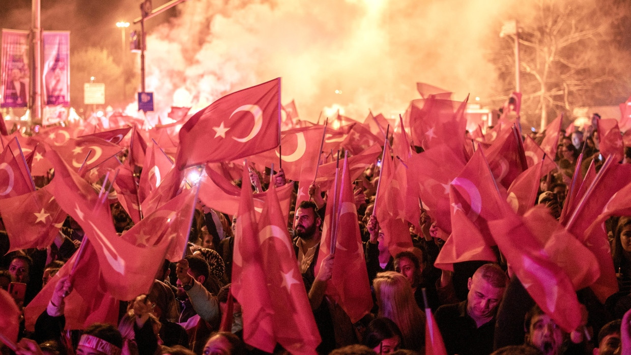 Anhänger des wiedergewählten Bürgermeisters von Istanbul, Ekrem Imamoğlu, am Sonntagabend