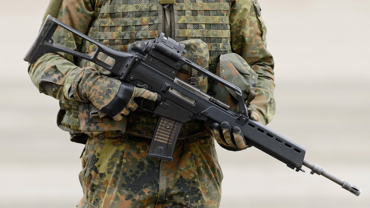 Ein Soldat hält eine G36: Das Standardgewehr deutscher Soldaten. 14.10.2016, Münster, Niedersachsen.