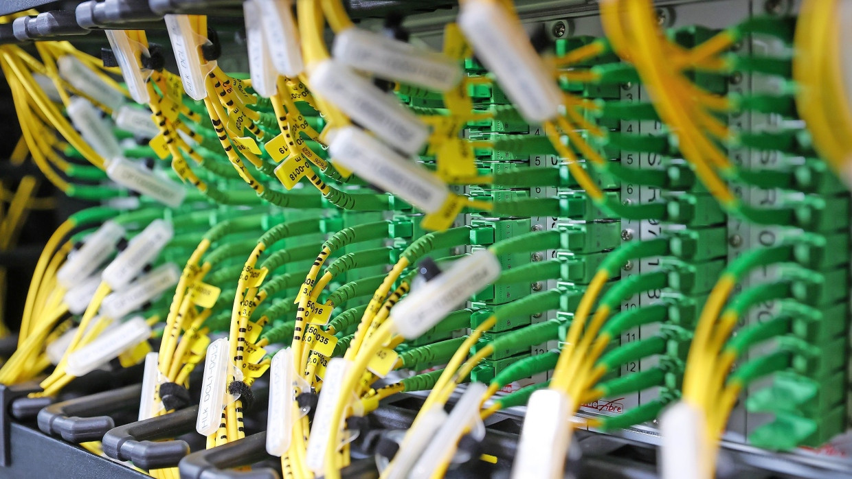 Ausbau nötig: Glasfaserkabel im Datacenter Leipzig