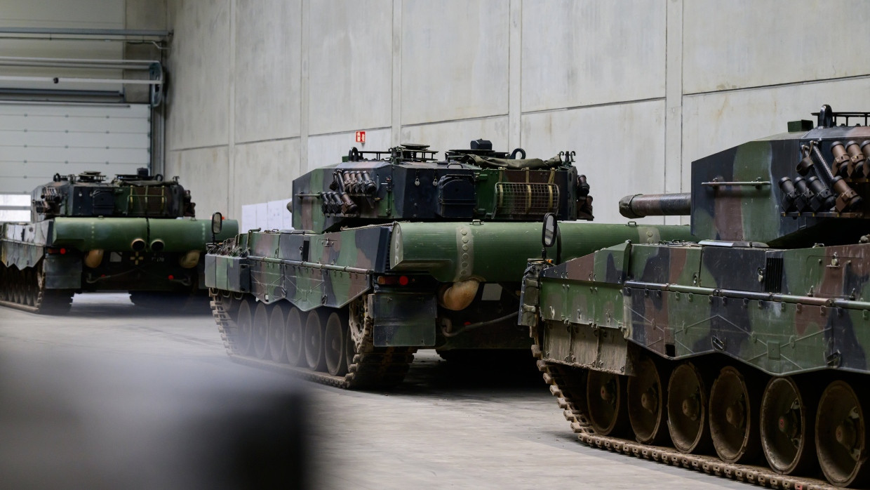 Kampfpanzer vom Typ Leopard 2A4 in einer Halle von Rheinmetall im niedersächsischen Unterlüß.