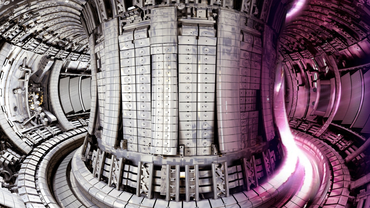 Ein Ofen auf Stufe „Hundert Millionen Grad“: Das Innere des Versuchsreaktors JET. Rechts ist das Bild überlagert mit der Aufnahme des pink glimmenden Fusionsplasmas.