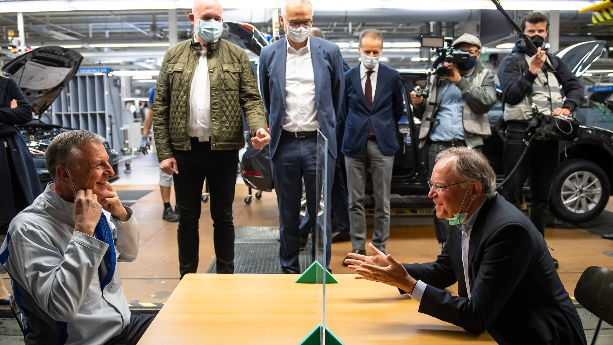Produktionsbeginn nach dem Lockdown: VW-Betriebsrat Bernd Osterloh (links, stehend) und Konzernchef Herbert Diess (rechts, stehend) zeigten wieder versöhnlich.