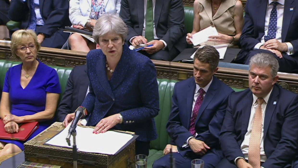 Die britische Premierministerin Theresa May steht nach den Rücktritten zweier wichtiger Minister unter starkem Druck.