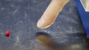 Dieser Roboterfinger hat menschliche Haut