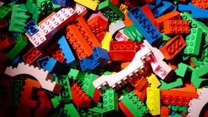 Lastwagen verteilt Lego-Steine auf der Autobahn