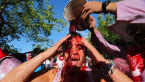 Spanier bekämpfen sich eimerweise mit Rotwein