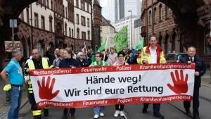 Demo gegen Gewalt gegen Rettungskräfte in Frankfurt