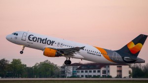 Condor-Flugzeug mit einem Tag Verspätung am Ziel