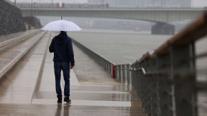 Wetterdienst warnt vor Starkregen, Erdrutschen und Blitzschäden
