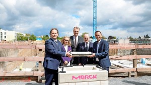 Scholz legt Grundstein für neues Forschungszentrum von Merck
