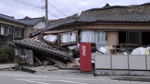 Erdbeben in Japan bringt Häuser zum Einsturz