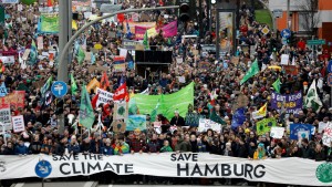 Zehntausende demonstrieren mit Greta Thunberg