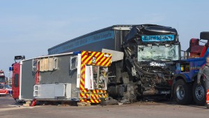 Zwei Feuerwehrleute sterben im Einsatz auf Autobahn