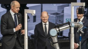 Bundeskanzler Olaf Scholz ringt mit KI-Roboter