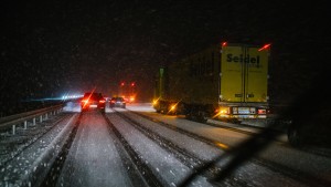 Viele Unfälle auf glatten Straßen in Deutschland