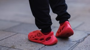 Adidas will Erlös aus Yeezy-Schuhen spenden