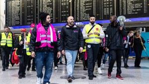 Verdi droht mit weiteren Streiks an Flughäfen