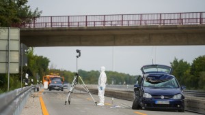 Gullideckel auf die A7 geworfen – zwei Menschen schwer verletzt