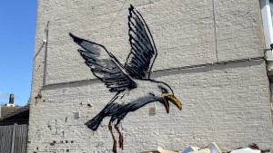 Mauerstück mit Banksy-Möwe abgebaut