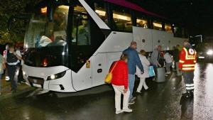 Busfahrer lässt Reisegruppe auf Parkplatz zurück