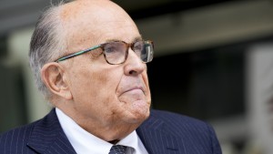 Giuliani stellt sich im Gefängnis von Atlanta