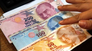 Türkische Notenbank hebt Leitzins auf 50 Prozent an