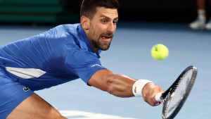 Erkälteter Djokovic müht sich schon wieder
