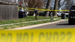 Mann erschießt drei Menschen und verbarrikadiert sich mit Geiseln