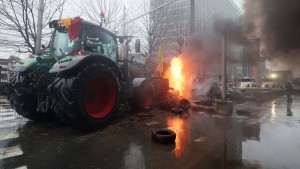 Bauern durchbrechen Polizeiabsperrungen in Brüssel