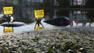 Greenpeace versenkt Autos in Teich am Messegelände