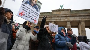 Berliner protestieren für Menschenrechte