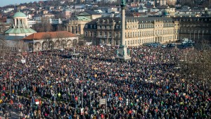 Mindestens 300.000 Menschen demonstrieren gegen Rechtsextremismus