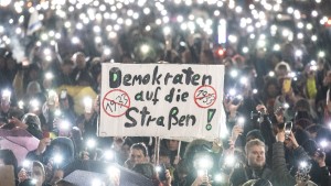 Menschenkette um den Reichstag gegen Rechtsextremismus