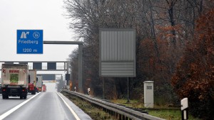 Sechs Schwerverletzte bei Unfällen auf A5 und in Wiesbaden – Kleintransporter angezündet