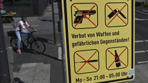 Frankfurter Oberbürgermeister setzt Waffenverbotszone durch