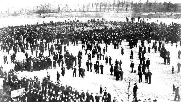Sie wollten nicht gegen Großbritannien auslaufen:Matrosen demonstrieren im Oktober 1918 in Kiel.
