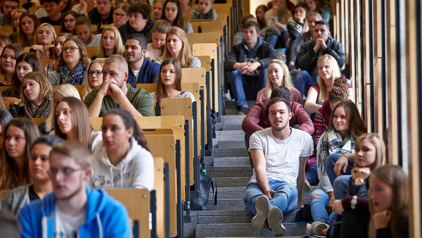 Studenten sitzen dicht gedrängt in einem Hörsaal. (Archiv)
