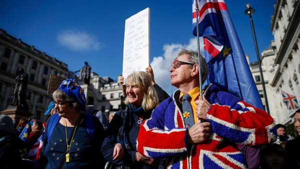 Zehntausende Demonstranten in London sind gegen den Brexit.