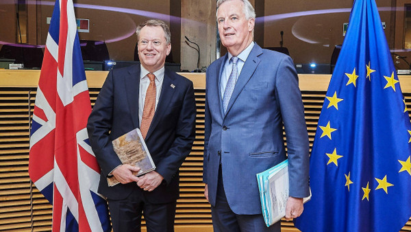 Ein Bild aus friedlichen Tagen: Der Chefunterhändler der Europäischen Union für den Brexit, Michel Barnier (rechts), und der britische Verhandlungsführer für den Brexit, David Frost im März 2020.