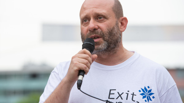 Michael Rubin spricht bei einer Demonstration im Jahr 2020.