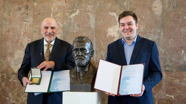 Ausgezeichnet:  Der amerikanische Immunologe Dennis Kasper (links) und  der Chemiker Johannes Karges von der Universität Bochum.