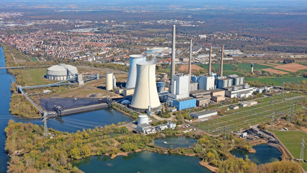 Nicht mehr benötigt: Die zwei markanten Kühltürme des Kraftwerks Großkrotzenburg bleiben vorerst, vier kleinere werden im Mai niedergelegt.