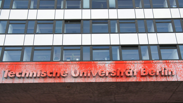 Aus Protest gegen die deutsche Klimapolitik beschmutzte Fassade des Hauptgebäudes der Tecnischen Universität Berlin