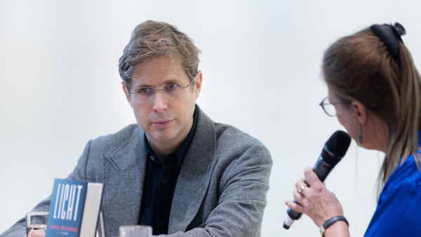 Daniel Kehlmann im Gespräch mit Sandra Kegel am F.A.Z.-Stand auf der Frankfurter Buchmesse 2023