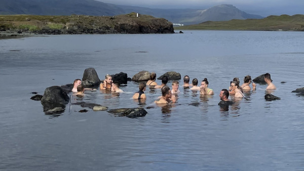 Island hat viele Plätze, die es zu entdecken gilt: etwa die heißen Quellen in Hvammsvík, im Südwesten der Insel.