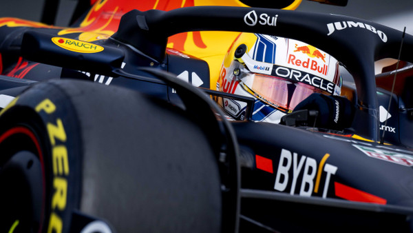 Max Verstappen rast auch in Zandvoort zur Pole Position.