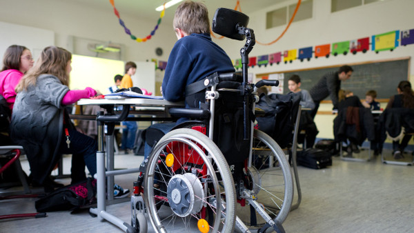 Ein Junge im Rollstuhl während des Schulunterrichts. Auch beim Thema Inklusion herrscht in der Bildungspolitik der Bundesländer keine einheitliche Vorgehensweise.