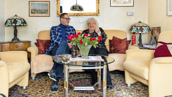 Auf dem Sofa mit „Emmy Puchel“: Schauspielerin Gaby Reichardt gehörte zur Originalbesetzung der Fernsehserie, Jo van Nelsen erweckt die Familie Hesselbach in kabarettistischen Lesungen zum Leben.